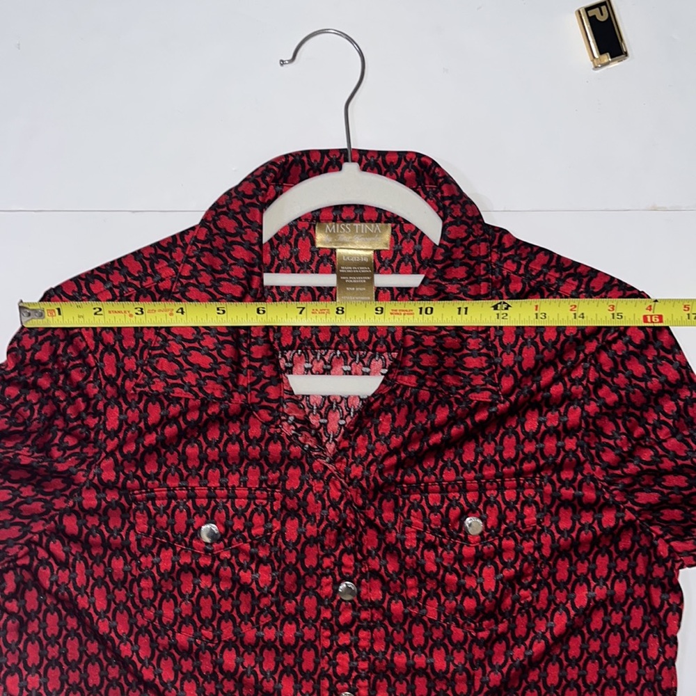 MISS TINA silver snap closure blouse. Large 12/14 Ruby w/ Geo Chain pattern - Picture 9 of 9